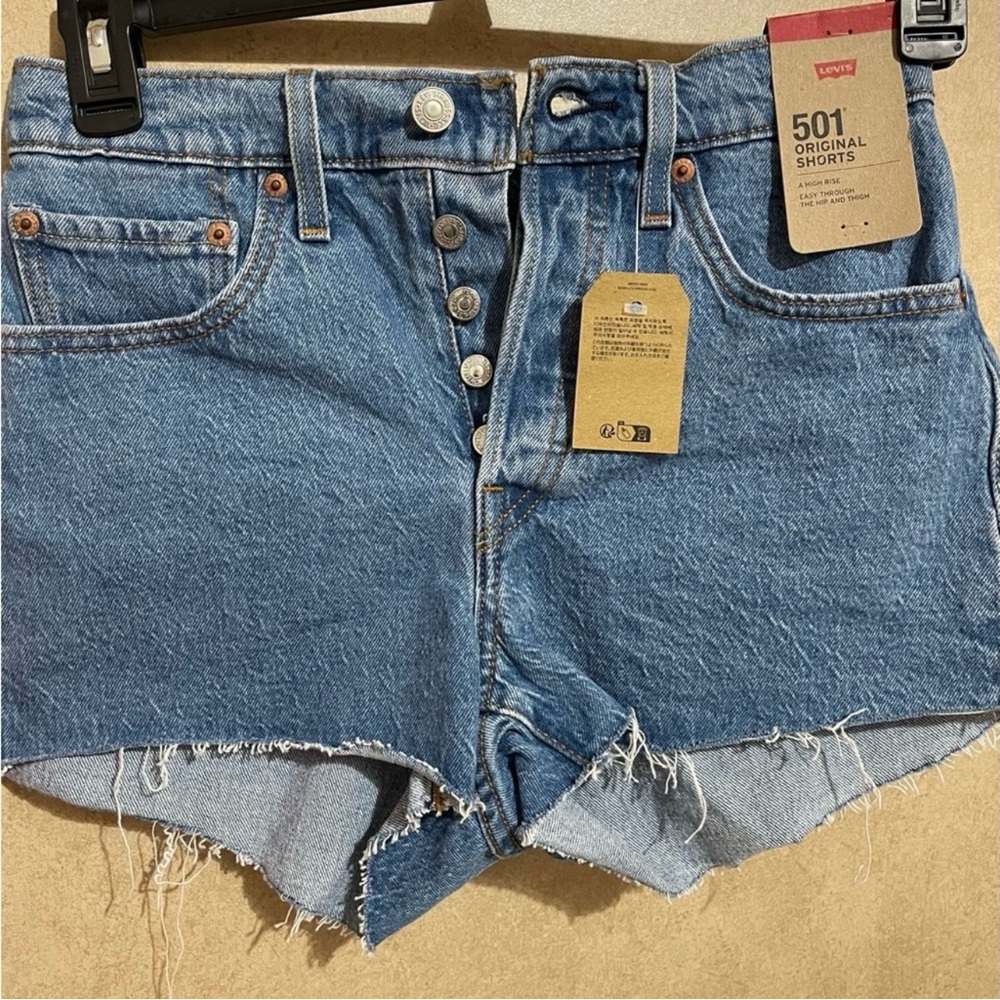 New With Tags Women’s Levi’s 501 ButtonFly Jeans Shorts Size 26